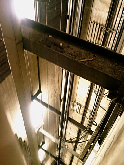 Ein Aufzugsschacht in der Uni Düsseldorf