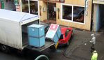 Ein Rollcontainer fiel vom Lastwagen und begrub ein Auto unter sich